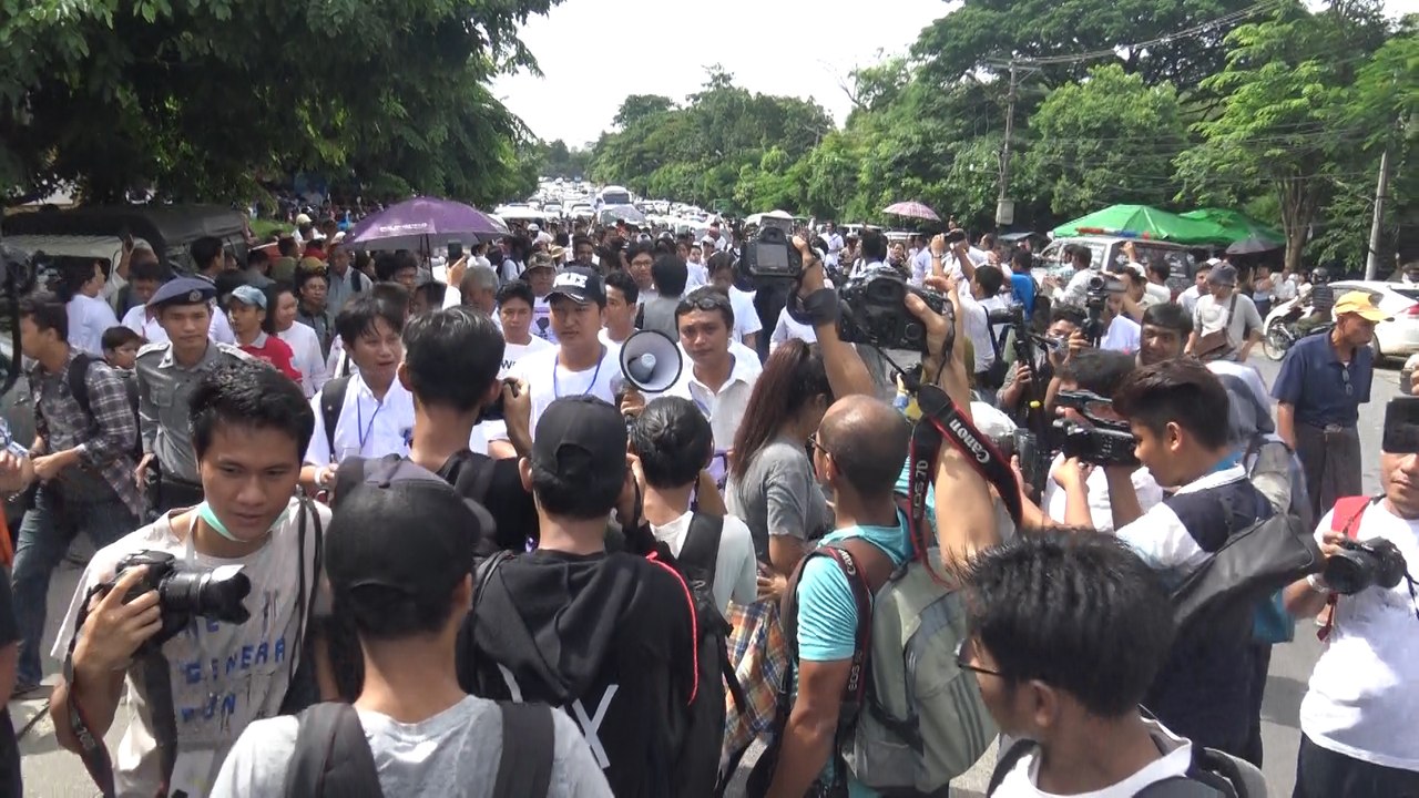 ဗစ္တိုးရီးယားအမႈ အမႈမွန္ေပၚေပါက္ေရးအတြက္ ေထာင္ႏွင့္ခ်ီသည့္ လူမ်ားက CID ႐ံုးေရွ႕တြင္ ဆႏၵျပ