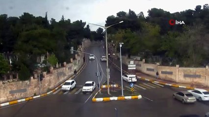 Kavşağa hızlı girdi, trafiği birbirine kattı