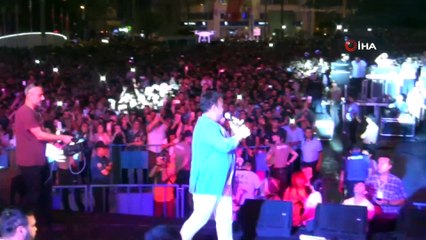 Hatay'ın İskenderun ilçesinde vatandaşlar kurtuluş günü konserinde coştular