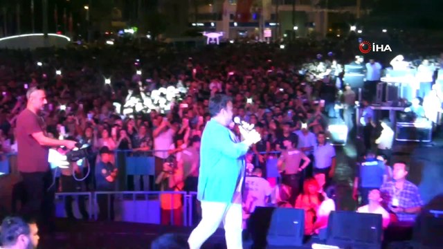 Hatay'ın İskenderun ilçesinde vatandaşlar kurtuluş günü konserinde coştular