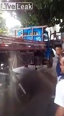 Tải video: Il fait sa sieste entre les pneus d'un camion