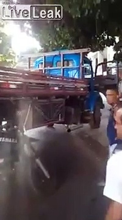 Il fait sa sieste entre les pneus d'un camion