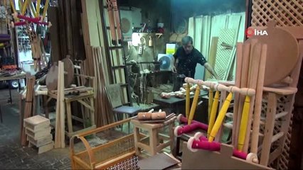 40 yıllık marangoz ev eşyalarından para kazanamayınca turistlere hediyelik yapmaya başladı