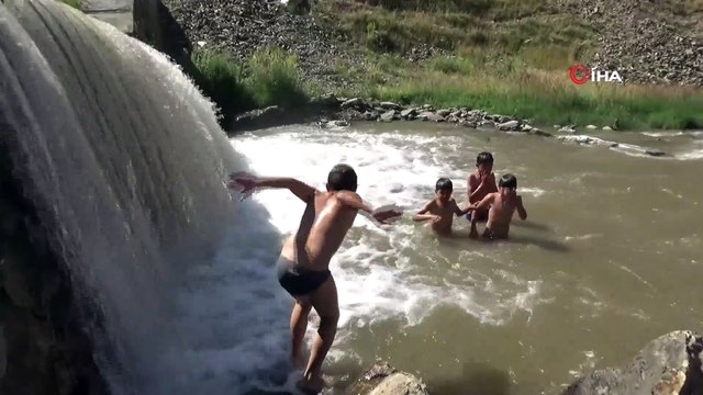 Sıcaktan bunalan çocukların tehlikeli serinliği