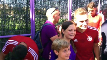 Télécharger la video: Los Jugadores del Valladolid firman Autógrafos y se Hacen Fotos con los Aficionados tras el Primer Entrenamiento de la Pretemporada