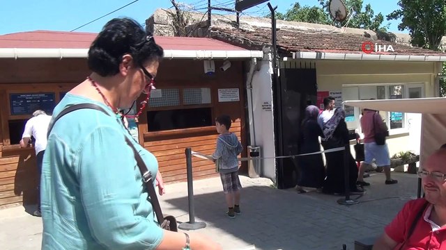 Engelli şahıs, Tarihi Cezaevi önünde kitap satarak geçimini sağlıyor