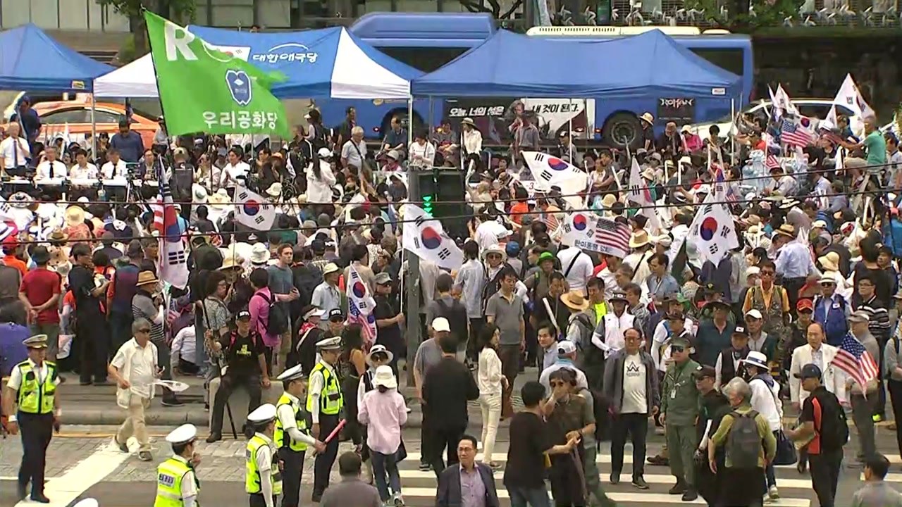 우리공화당, 광화문광장 천막 4동 기습 설치...서울시, 계고장 발부 / YTN
