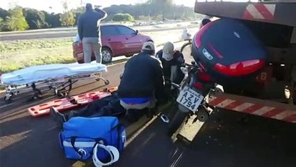 Moto atinge caminhão parado na marginal da BR-277