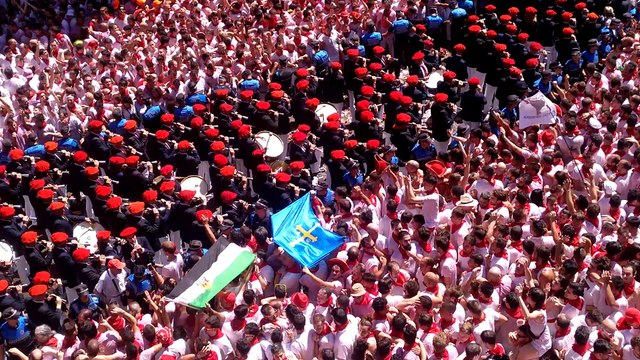 Comparsa de gaiteros en la plaza del Ayuntamiento, tras el esperado 'txupinazo' de San Fermín