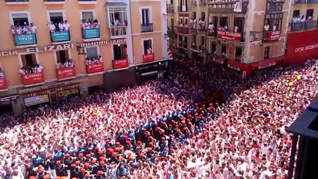 Comparsa de gaiteros en la plaza del Ayuntamiento, tras el esperado 'txupinazo' de San Fermín