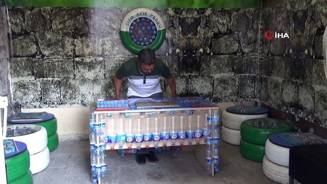 Plastik atıklar mobilya oldu... Diyarbakırlı öğretmen araba lastiklerinden tabure, plastik şişelerden çalışma masası yaptı