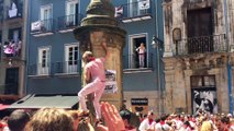 Un guiri sala de la fuente de Navarrería durante San Fermin