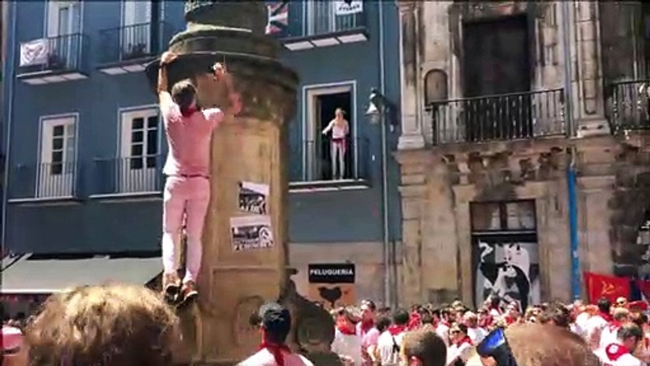 Dos guiris se lanzan al vacío en la plaza de Navarrería de Pamplona.