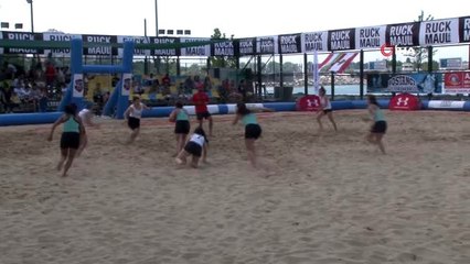 Kadıköy'de ragbi oyuncularının kum üzerinde kıyasıya mücadelesi