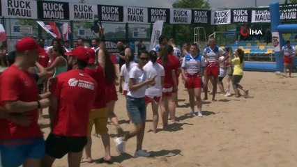 Kadıköy’de ragbi oyuncularının kum üzerinde kıyasıya mücadelesi