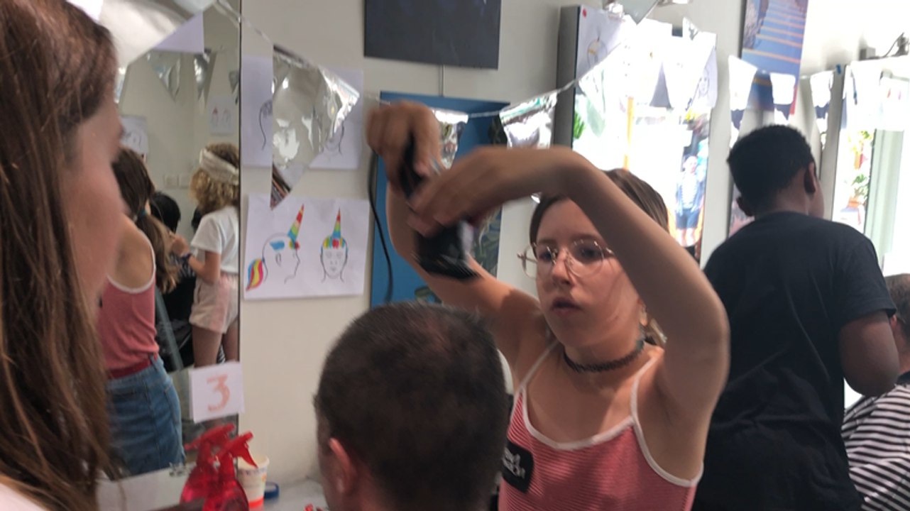 Festival Tombées de la Nuit à Rennes. Les enfants coupent les cheveux des adultes…