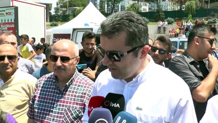 Download Video: Erzurum’da Cağ kebabı ve Baş bar rekor denemesi...919 kilogram Cağ kebabı vinçle tezgaha konuldu