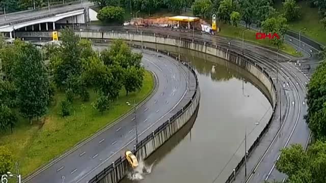 DHA DIŞ ? Viraja hızlı giren taksi nehre uçtu.. Kabus dolu anlar kamerada