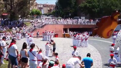Festival folclóricode danzas en la plaza de los Fueros
