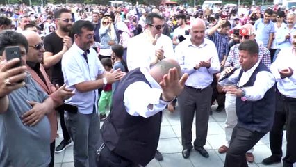Erzurum'da Cağ kebabı ve Baş bar rekor denemesi...919 kilogram Cağ kebabı vinçle tezgaha konuldu