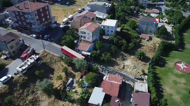 Freni patlayan turşu yüklü tır evin duvarına çarparak durabildi...Çevreye saçılan turşular havadan görüntülendi