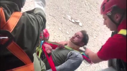 KAyalıklardan düşen üniversite öğrencisini jandarma kurtardı