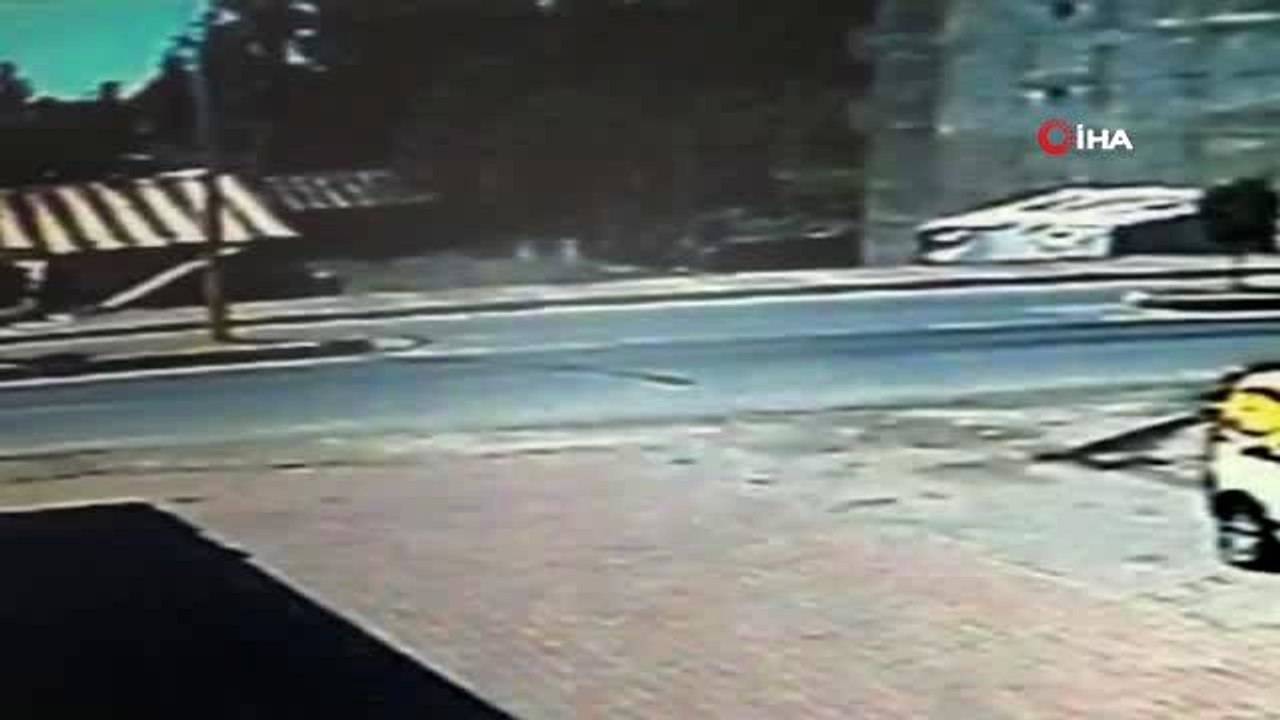 Ehliyetsiz sürücü otomobiliyle dönüş yapmak isterken evin bahçesine düştü...Kaza anı kamerada