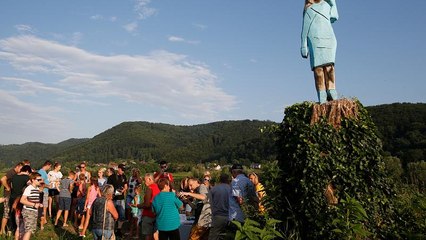 Motorsägen-Melania: Gewöhnungsbedürftige Holzskulptur der First Lady