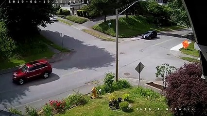 Download Video: Un cycliste grille le stop à un carrefour et évite le drame de peu... Bon karma