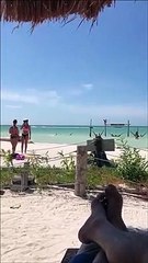 Surpris par sa femme en train de matter à la plage... oups