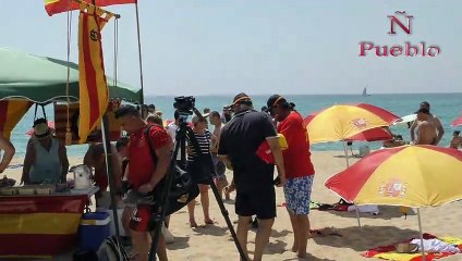 Inician la revolución veraniega con sombrillas en San Vicente de Montalt (Barcelona)