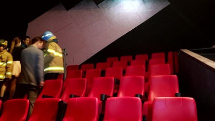 성남 영화관 천장서 흡음재 추락...6명 부상 / YTN