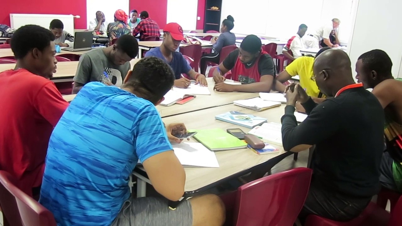 Les étudiants africains en pleine révision pour le rattrapage du bac à Plainfaing
