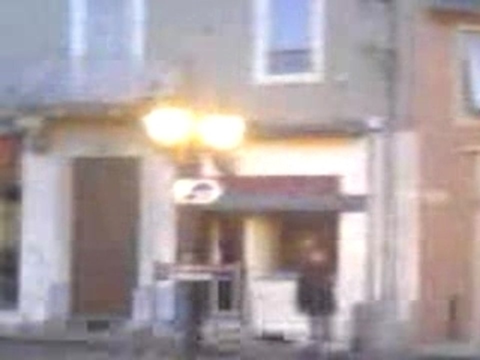 met le ballon ou tu veux...... le lampadaire