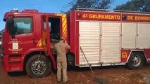 Morador registra atuação dos bombeiros em incêndio ambiental no Floresta