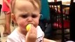 Les plus drôles réactions de bébés goûtant du citron pour la première fois