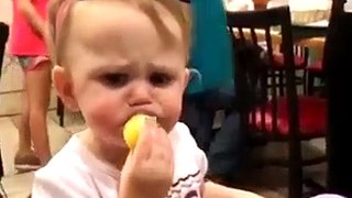 Les plus drôles réactions de bébés goûtant du citron pour la première fois