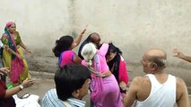 VIDEO: सगे-संबंधियों के सामने ही पत्नी को पीटा तो सास-साली ने यूं किया दामाद को काबू