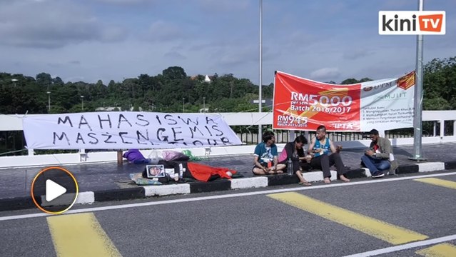 Siswa UTM protes depan Parlimen, gesa Maszlee campur tangan isu yuran naik