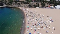 Sıcaktan bunalan İstanbulluların tıklım tıklım doldurduğu Riva merkez plajı havadan görüntülendi