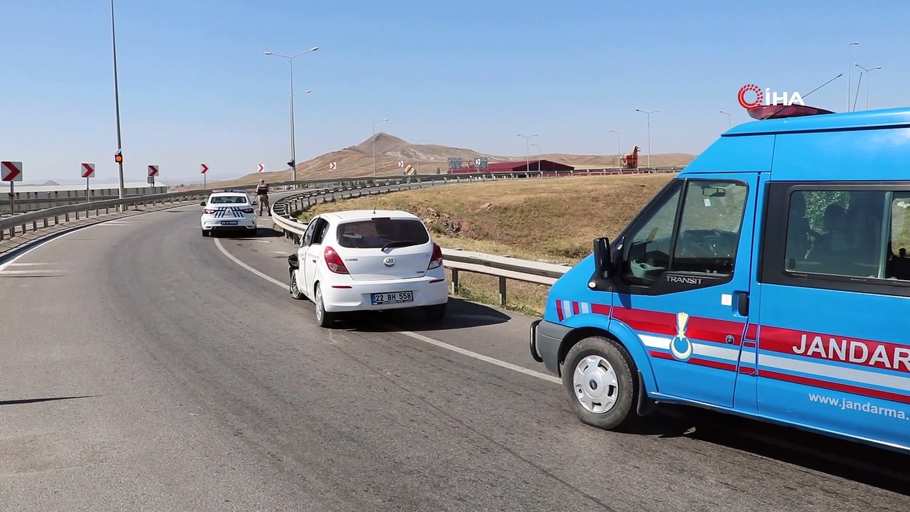 Direksiyon hakimiyetini kaybeden sürücü bariyerlere çarptı: 1'i bebek 3 yaralı
