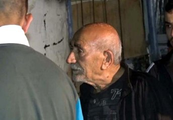 Bahçesinde baktığı kedilerin sesine uyanıp, yanmaktan kurtuldu