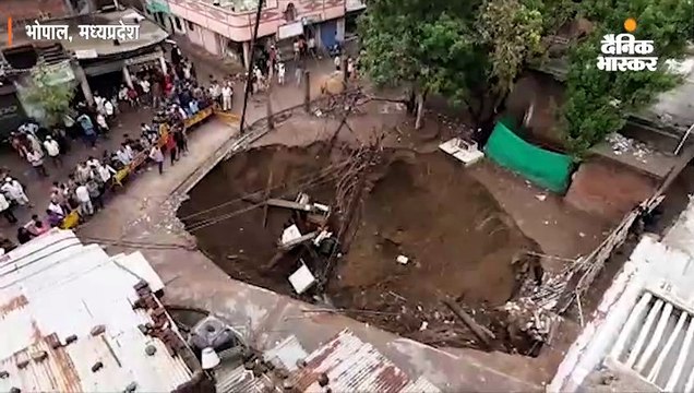 जमीन धंसी तो कुएं में समाए दो ट्रांसफॉर्मर