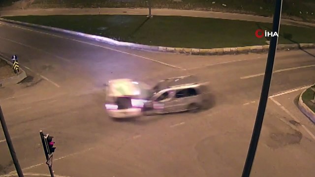 Dikkatsizlik kazaları da beraberinde getirdi...Diyarbakır ve Batman’daki trafik kazaları kamerada