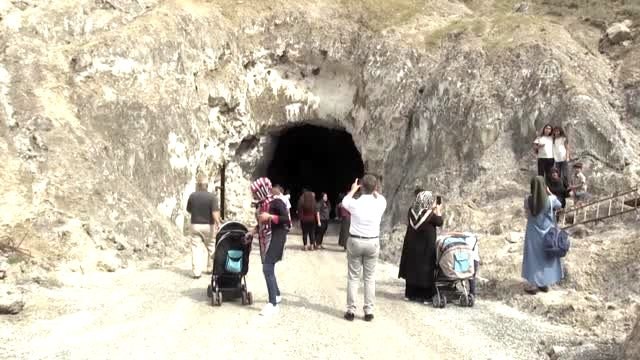 Tuz mağarasında sinema keyfi