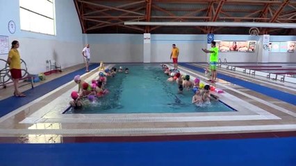 Güneydoğu'da binlerce çocuk "güven"le yüzme öğreniyor