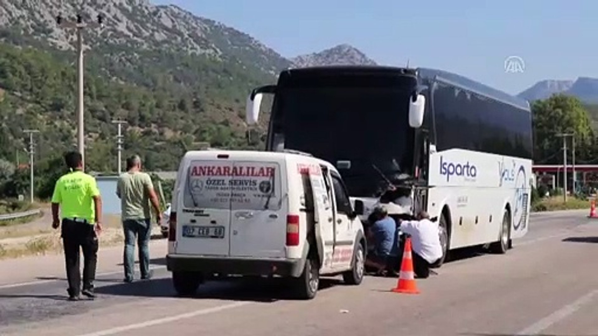 Yolcu Otobusuyle Otomobil Carpisti 2 Olu 3 Yarali Antalya Dailymotion Video