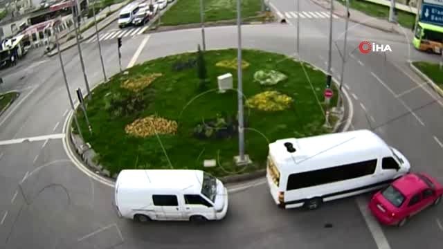 Dikkatsizlik kazaları da beraberinde getirdi...Diyarbakır ve Batman'daki trafik kazaları kamerada