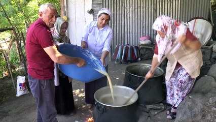 Kadınların pestil ve pekmez mesaisi