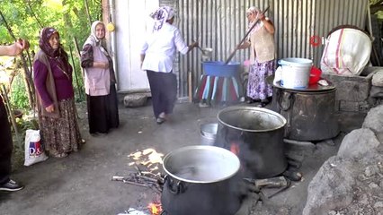 Kadınların pestil ve pekmez mesaisi